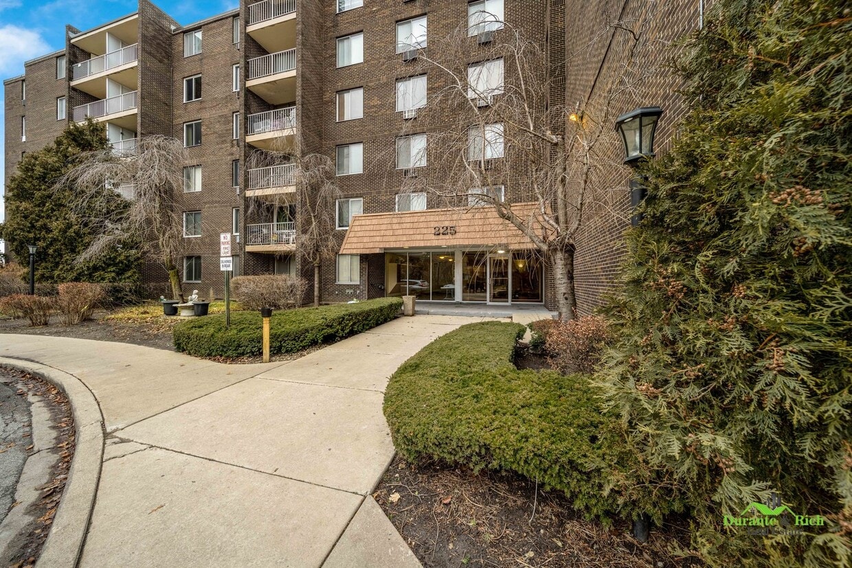 225 S Rohlwing Rd Unit 118, Palatine, IL 60074 Condo for Rent in