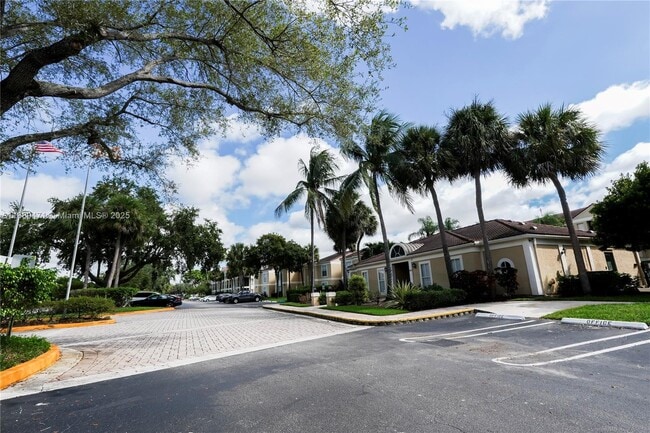 Building Photo - 833 Riverside Dr