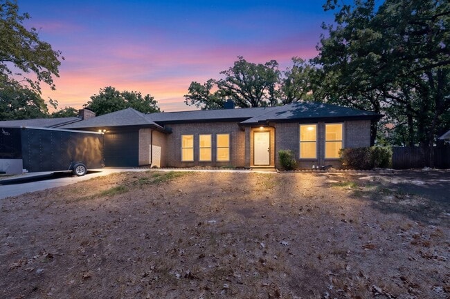 Building Photo - 2511 Tanglewood Dr