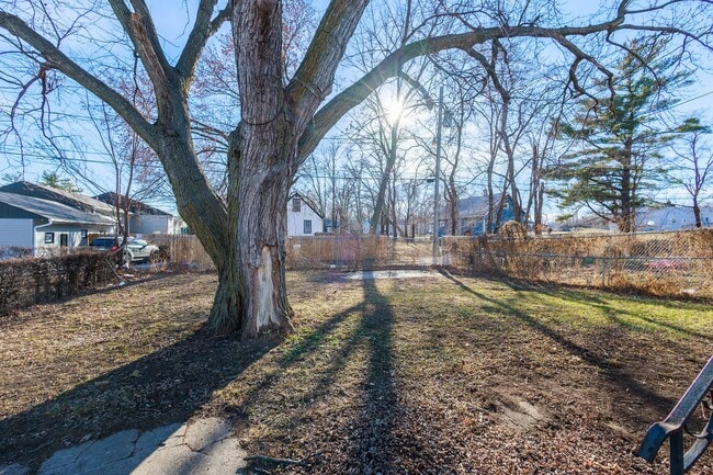 Building Photo - Spacious and Inviting 3 Bed 2 Bath House!