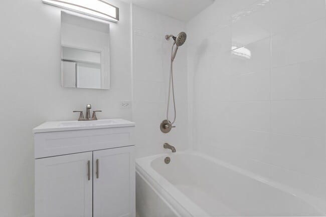 Foto del edificio - Waikiki 1BR/1BA with Ala Wai Canal & Mountain Views — Wraparound Lanai, Utilities Included