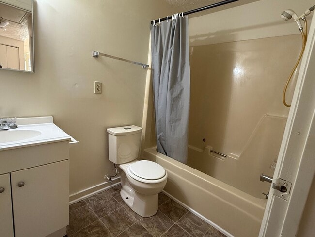 Building Photo - 2 Bedroom, 1 Bath Duplex