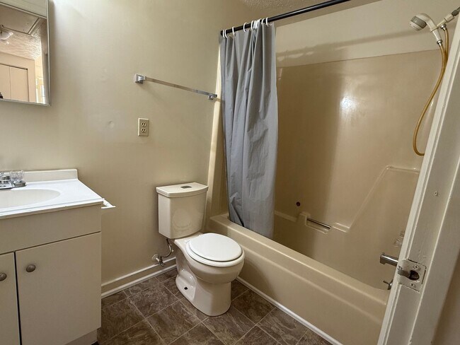 Foto del edificio - 2 Bedroom, 1 Bath Duplex