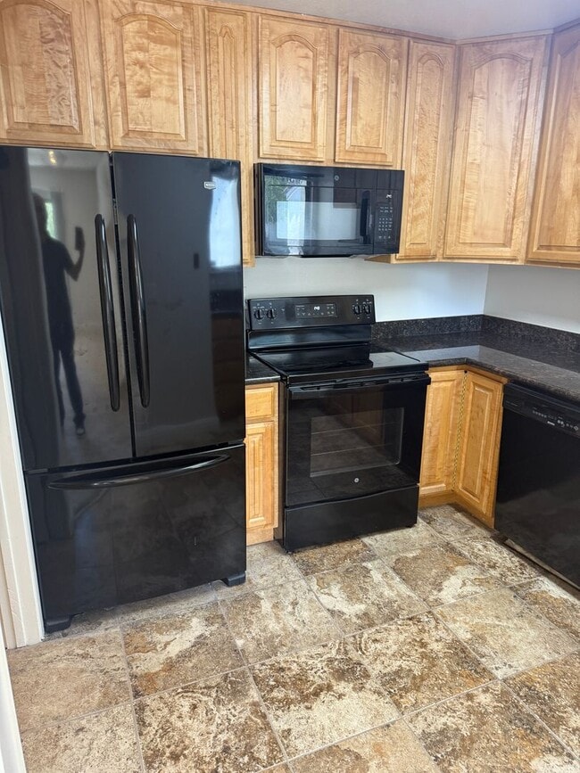 Building Photo - SPACIOUS 2 BEDROOM, 2 BATHROOM UPSTAIRS UN...