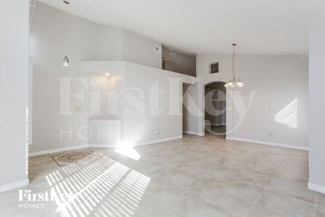 Building Photo - 2114 W San Miguel Ave