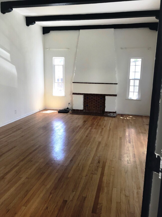 Livingroom - 630 N Plymouth Blvd
