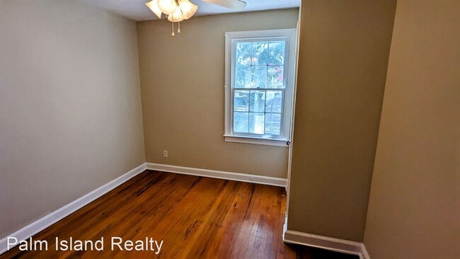 Building Photo - 3 br, 1 bath House - 16 E Carver Dr