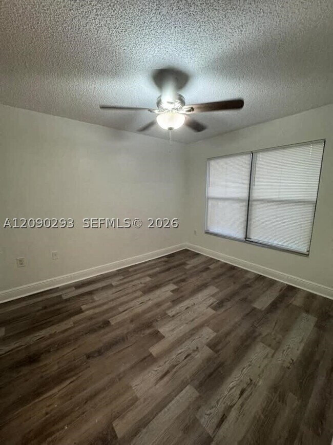 Building Photo - 1566 Lake Crystal Dr