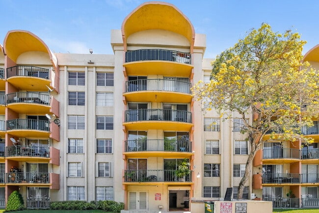 Building Photo - 9360 Fontainebleau Blvd