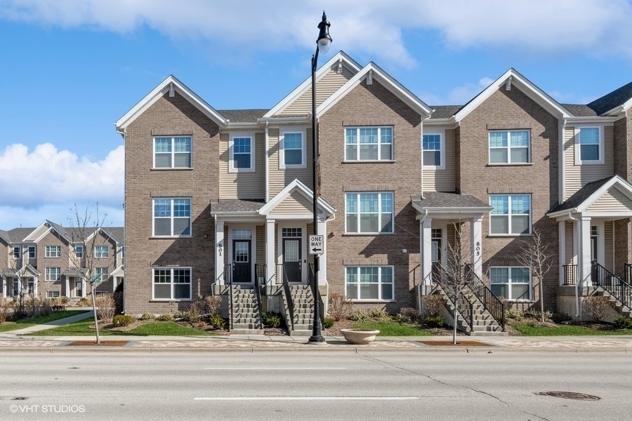 801 Lee St, Des Plaines, IL 60016 Townhome Rentals in Des Plaines IL