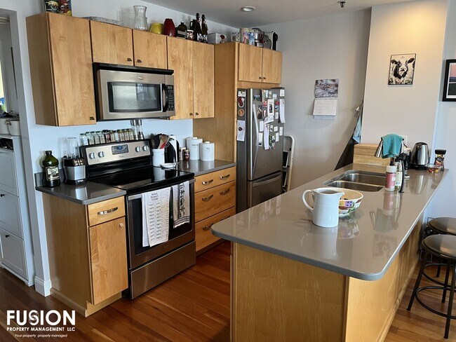Foto del edificio - STUNNING LAKE VIEWS - Modern 2BR/2BA Corner Unit in The Vermont House