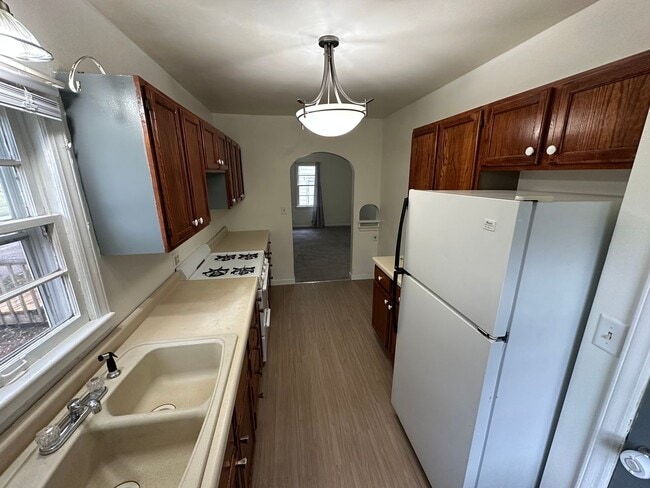 Building Photo - 2 bedroom 1 bath home with central air