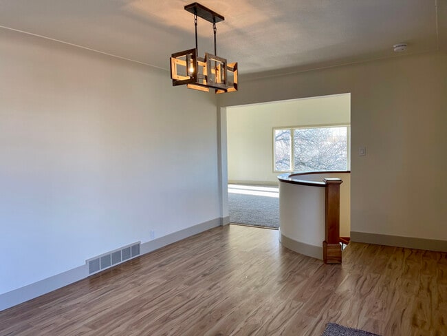 Building Photo - 592 Locust St S