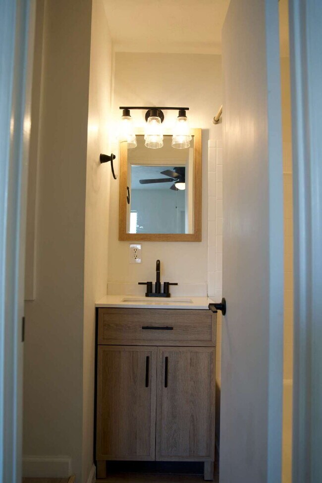Foto del edificio - 2 Bedroom 2 1/2 bath in the Lakes Townhome Community! Complete Remodel!