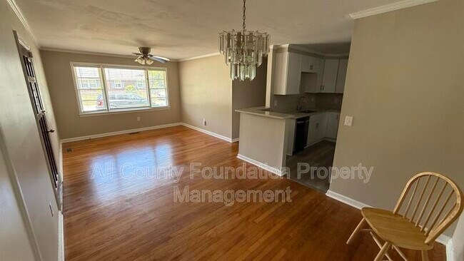 Building Photo - 2720 Martha Dr