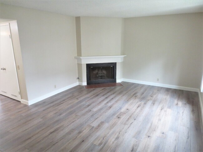 Building Photo - Spacious Two Story Townhome in Woodbridge