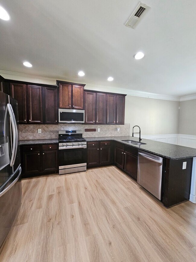 Foto del edificio - Don't miss this Gorgeous 4 BR Home in the ...