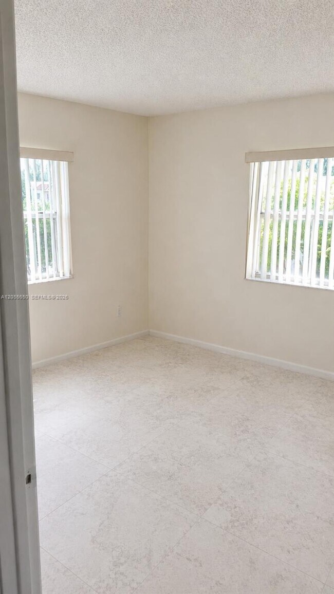Foto del edificio - 8260 SW 210th St