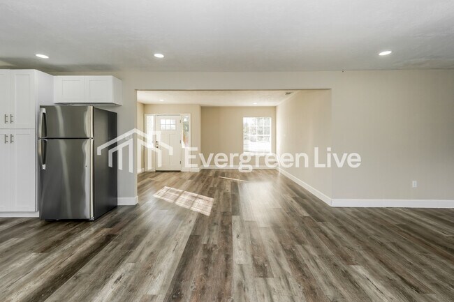 Building Photo - 5100 Goose Creek Dr