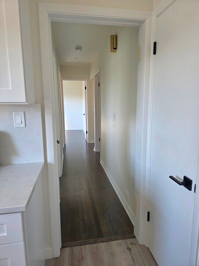 Foto del edificio - 5063 N Menard Ave