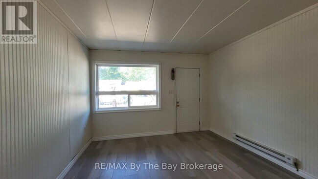 Photo du bâtiment - 280-280 River Rd E