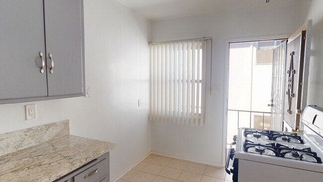 Building Photo - 1042 S Sherbourne Dr