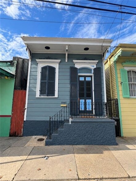 Building Photo - 2307 Chartres St