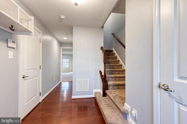 Building Photo - Stunning 3bd 3.5bth, rarely available home...