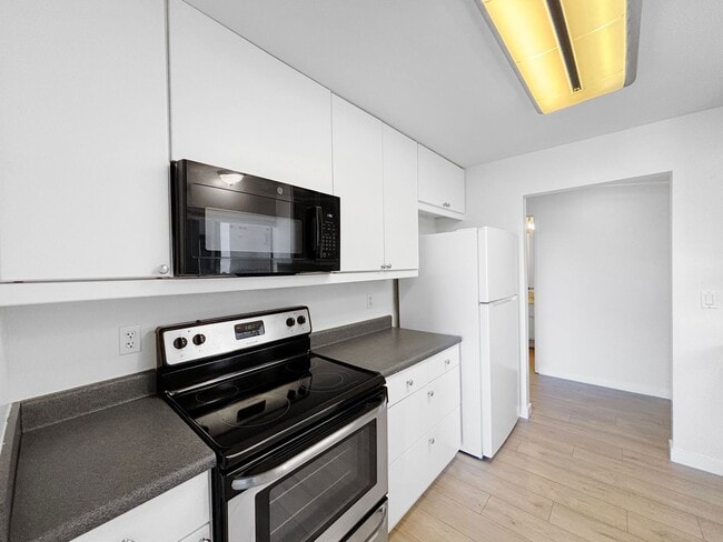 Building Photo - Charming & Spacious 2BD/2BA Condo in Bay P...