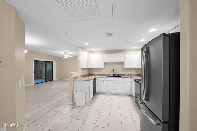 Foto del edificio - 9555 E Raintree Dr