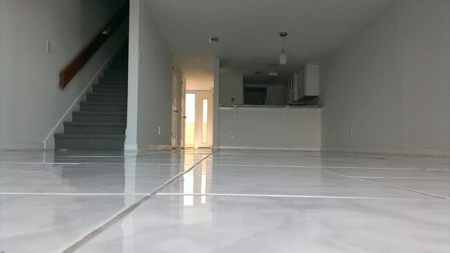 Foto del edificio - 90 Helmsman Way