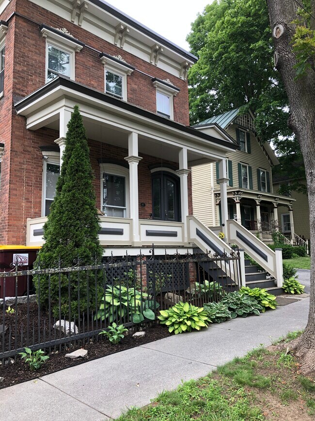 Building Photo - 147 Woodlawn Ave