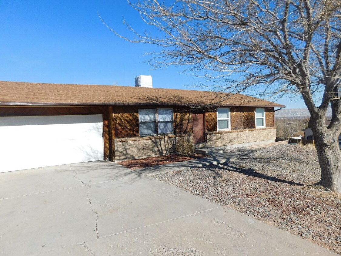 Primary Photo - Charming 3-Bedroom Family Home in Orchard ...
