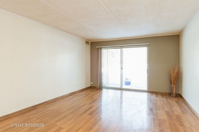 Building Photo - 5S100 Pebblewood Ln