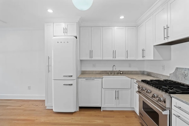 Building Photo - 110 Putnam Ave