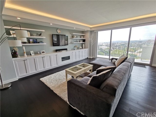Foto principal - 818 N Doheny Dr
