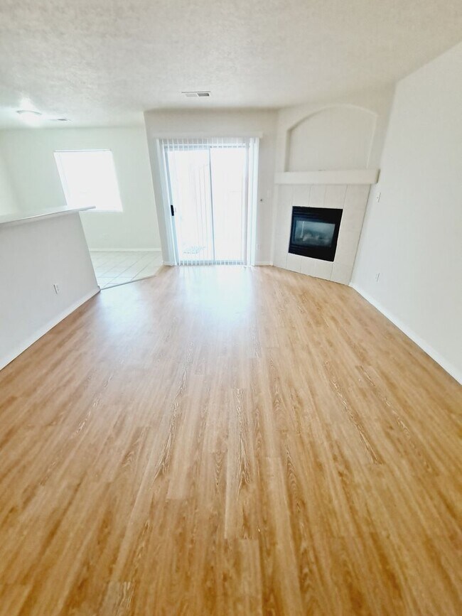 Building Photo - 2 bed 2 bath home in Huning Ranch!