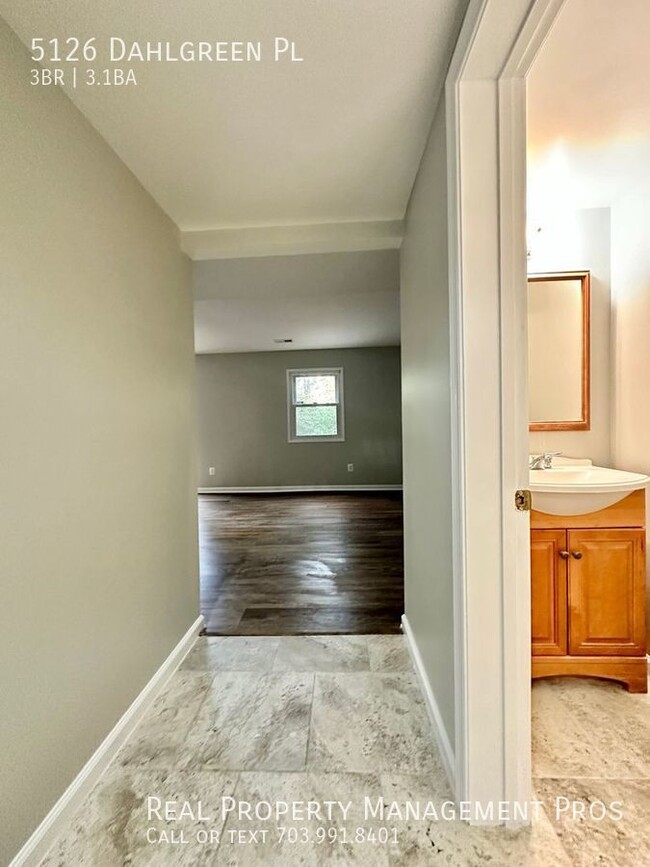 Building Photo - RARLEY AVAILABLE BURKE TOWNHOME- 3 BED 3.5...