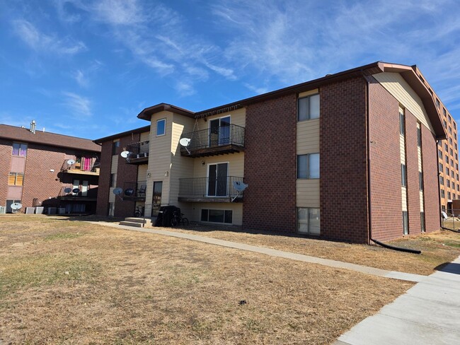 Building Photo - 1704 W Pasewalk Ave