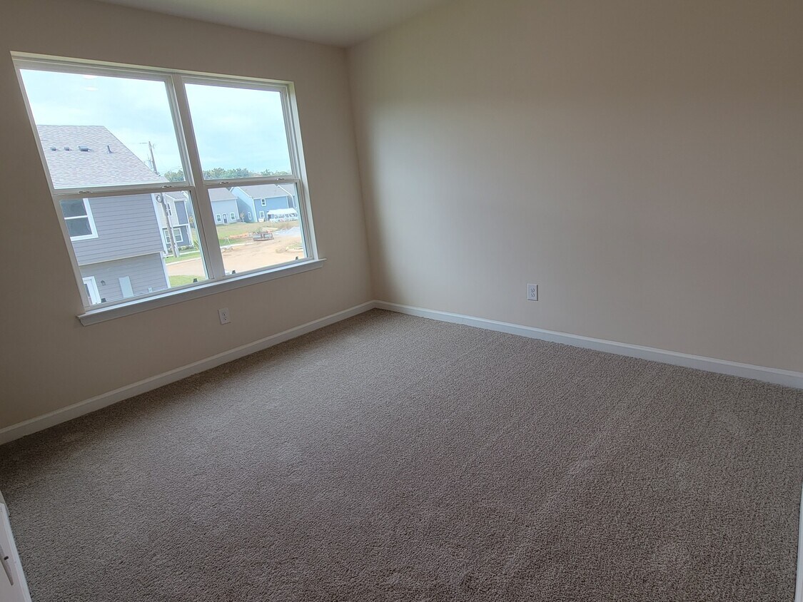 Building Photo - 8095 Logan Dr