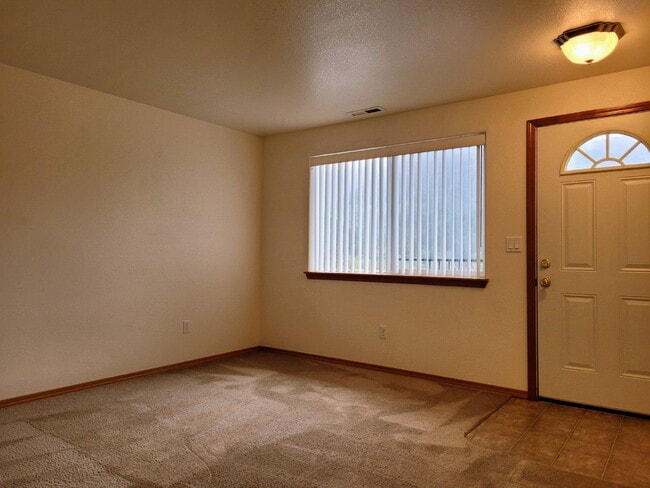 Building Photo - 495 Maylea Pl