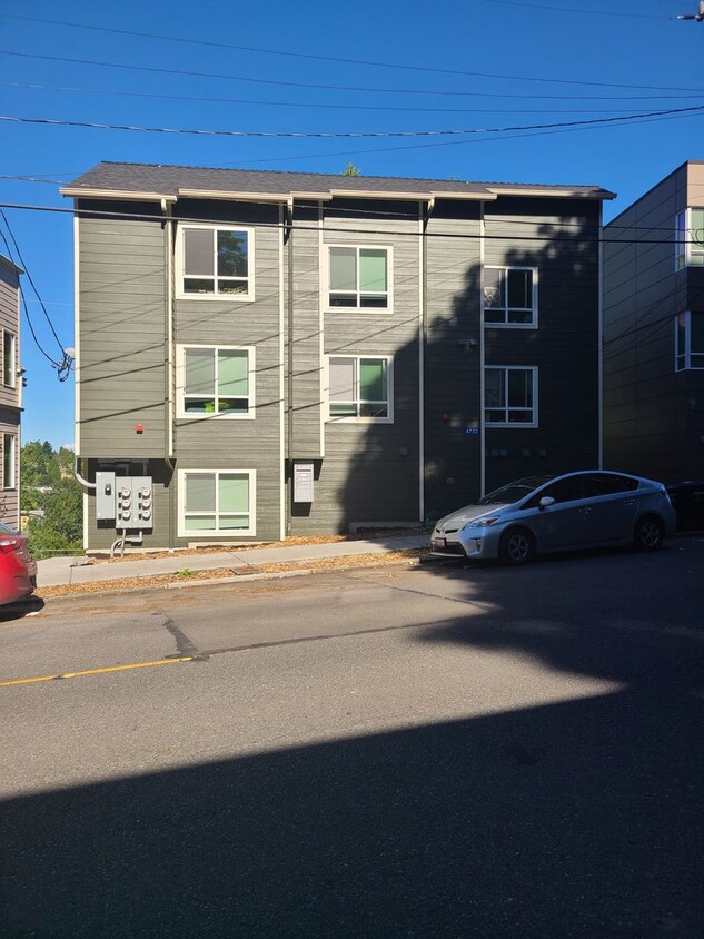 Primary Photo - Large UW Townhome available 9/1 for 2025-2...