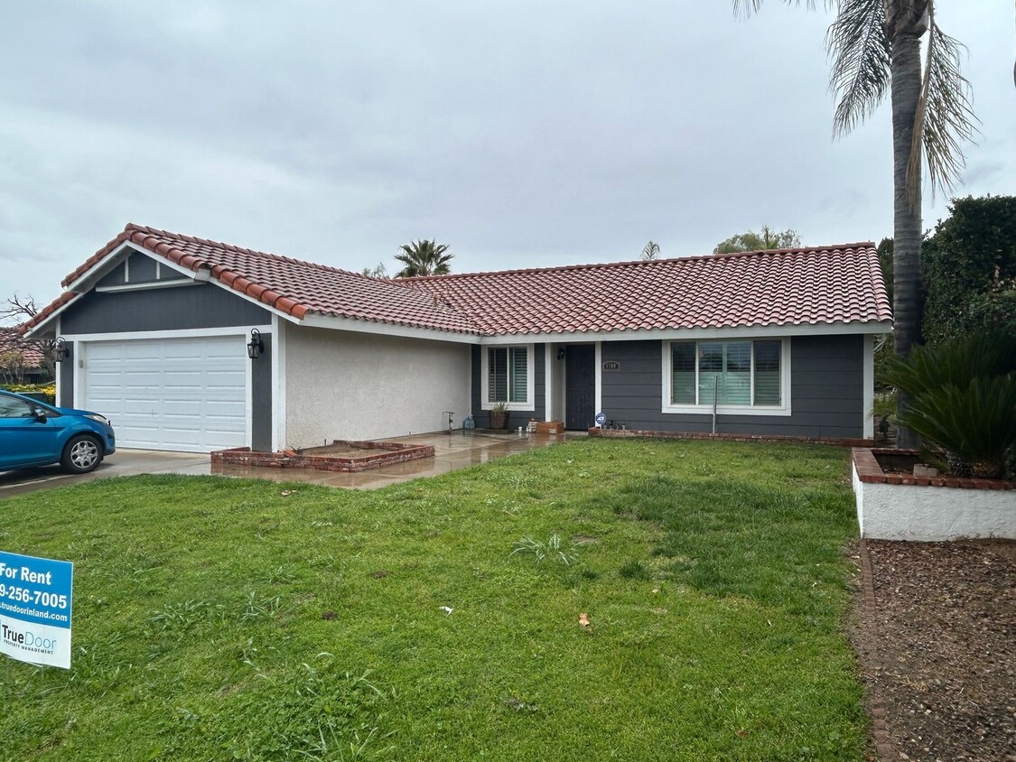 Foto principal - Charming 3 Bedroom 2 Bathroom Home in East...