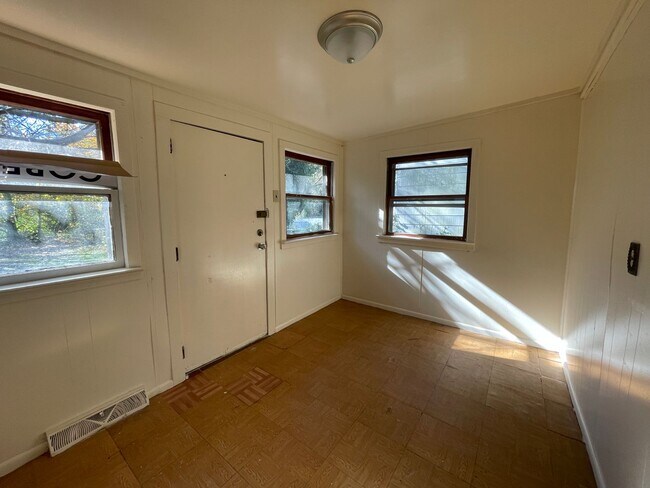 Building Photo - Adorable Twin 2 bed 1 bath Home FOR RENT B...