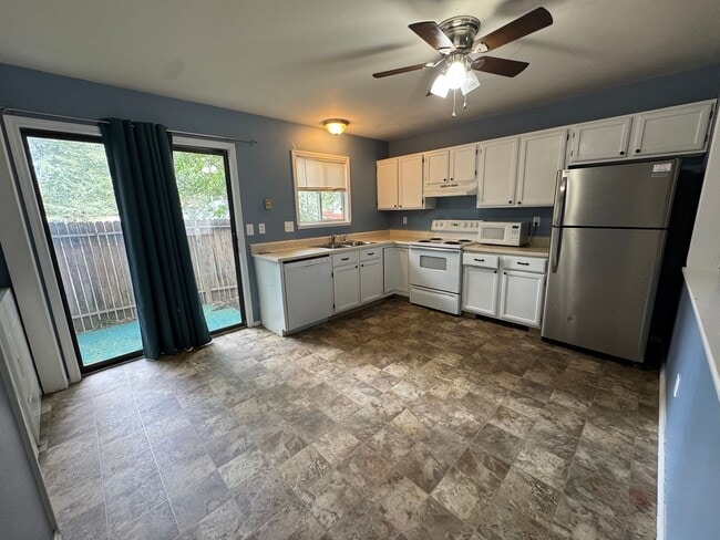 Foto del edificio - Charming 2-Bedroom Townhome Just Minutes f...