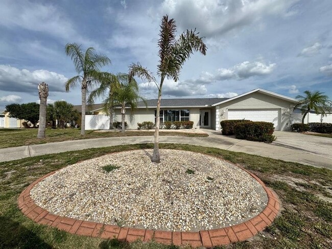 Building Photo - 6316 Lake Sunrise Dr