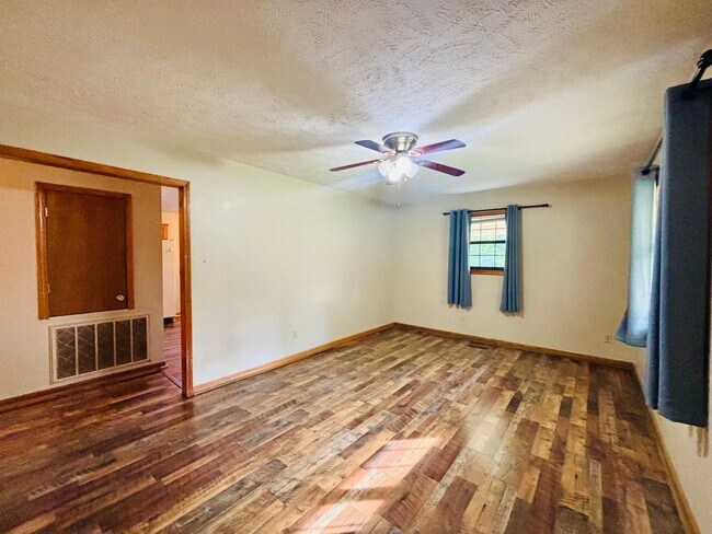 Building Photo - 160 Cotton Grove Rd