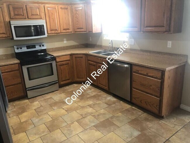 Building Photo - Beautiful and spacious 3 bedroom 2 bathroo...
