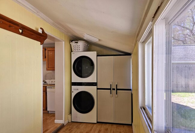 entry way - laundry - 1467 Chapman St