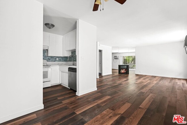 Foto del edificio - 837 N W Knoll Dr